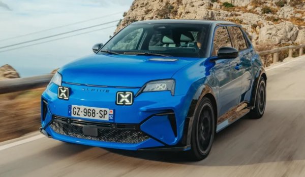 По повод пускането на пазара на новия A390 , главният изпълнителен директор на Alpine - Филип Криф, обяви, че стратегията на марката включва въвеждането на пазара на седем нови електрически коли и един "хипертехнологичен&ldquo; суперавтомобил. Плюс потвърждаване на спортните програми във Формула 1 и в Световния шампионат по издръжливост на FIA (с хиперкола A424 ). 

В допълнение към амбициите си за успех в международния моторен спорт, френската компания, собственост на групата Renault, се стреми да се разрасне допълнително благодарение на продажбите на компактния модел. Той е дълъг 3997 мм, с междуосие 2534 мм, широк 1823 мм и висок 1512 мм, а багажникът има товарен капацитет от 300 литра. Говорим за  A290 с предно предаване. 

В допълнение към размера - обща точка между всички налични версии е и литиево-йонната батерия с капацитет 52 kWh. Тя се зарежда за 30 минути от 15 до 80% чрез станция, способна да доставя постоянен ток до 100 kW. Или за 3 часа и 34 минути с помощта на стенна кутия с променлив ток с мощност 11 kW.

Последната, в комбинирания смесен цикъл Wltp, гарантира максимален деклариран автономия от 340 километра . 
Базовият вариант е оборудван със синхронен електродвигател с навит ротор и 180 к.с.  (132 kW) плюс 300 Нм въртящ момент. Колата е ускорява от 0 до 100 км/ч за 7,4 секунди при максимална скорост от 160 км/ч.

Най-високопроизводителният вариант в гамата обаче достига  220 к.с. (160 kW) и  300 Нм  въртящ момент, с ускорение от 0 до 100 км/ч за  6,4 секунди. Максималната скорост е  170 км/ч . Възможно е да избирате между GT Performance, GTS и най-високото ниво на оборудване  - Premi&egrave;re Edition.
